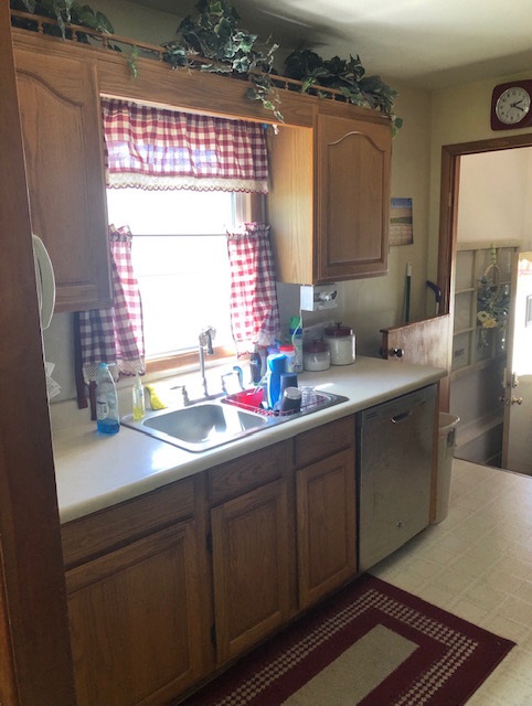 Before of a kitchen remodel featured by Appliance Center of Toledo
