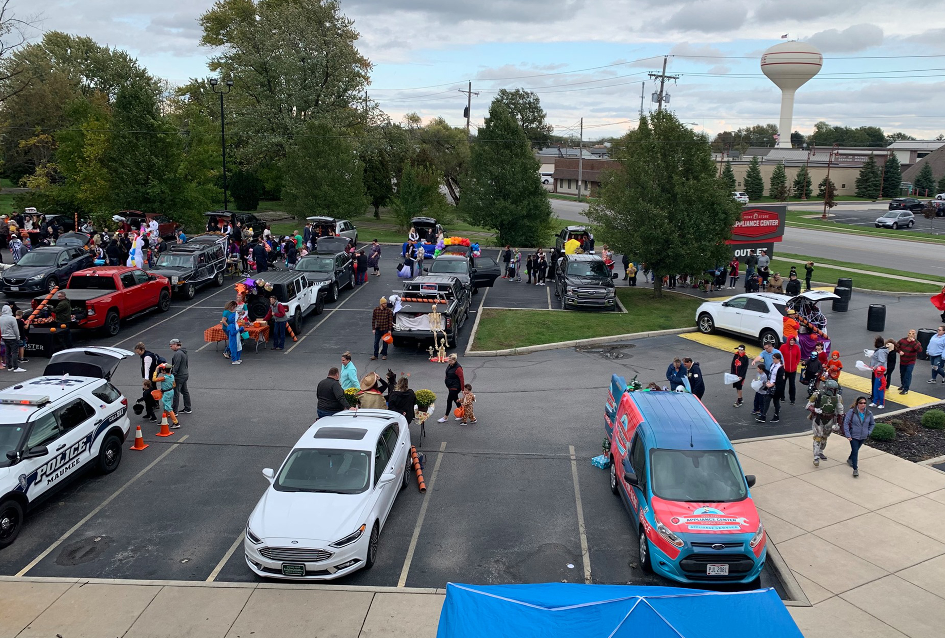 Aerial view of cars parked for Trunk or Treat event at Appliance Center of Toledo