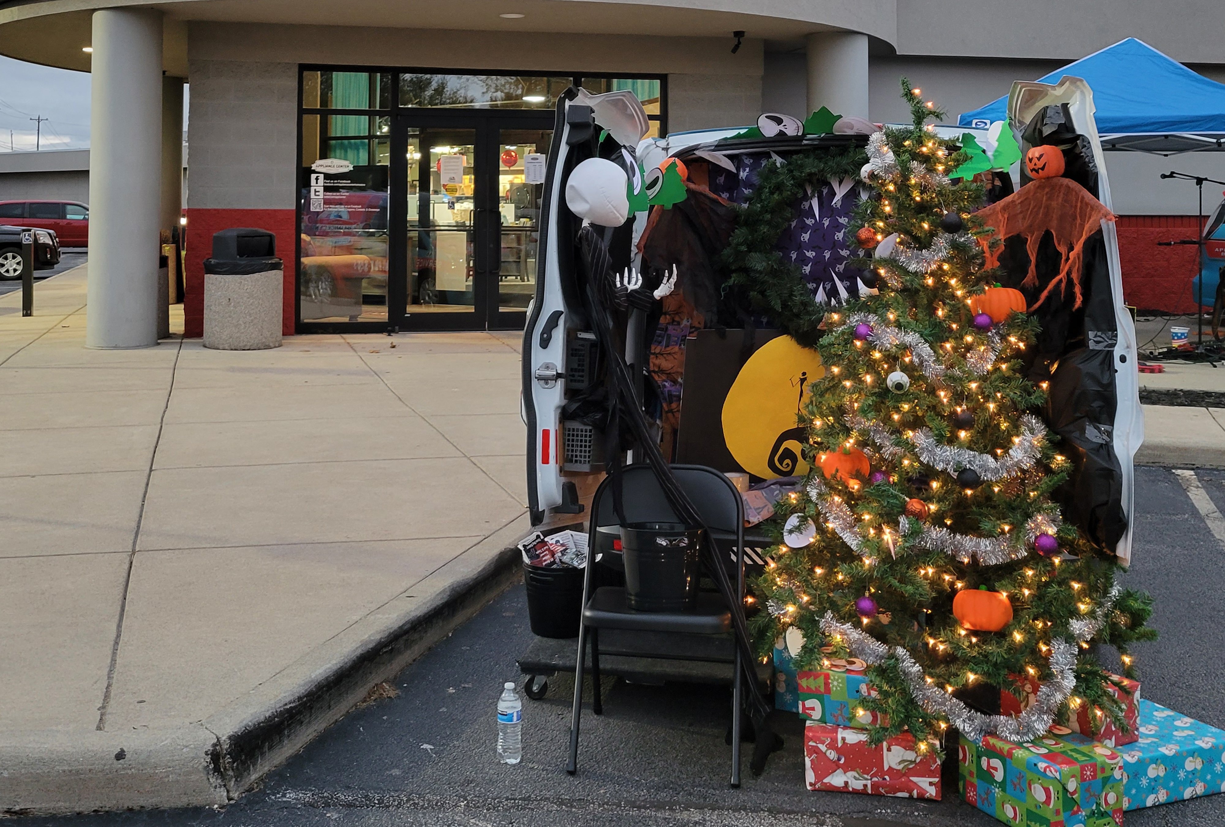 Christmas-themed van at Trunk or Treat held by Appliance Center of Toledo