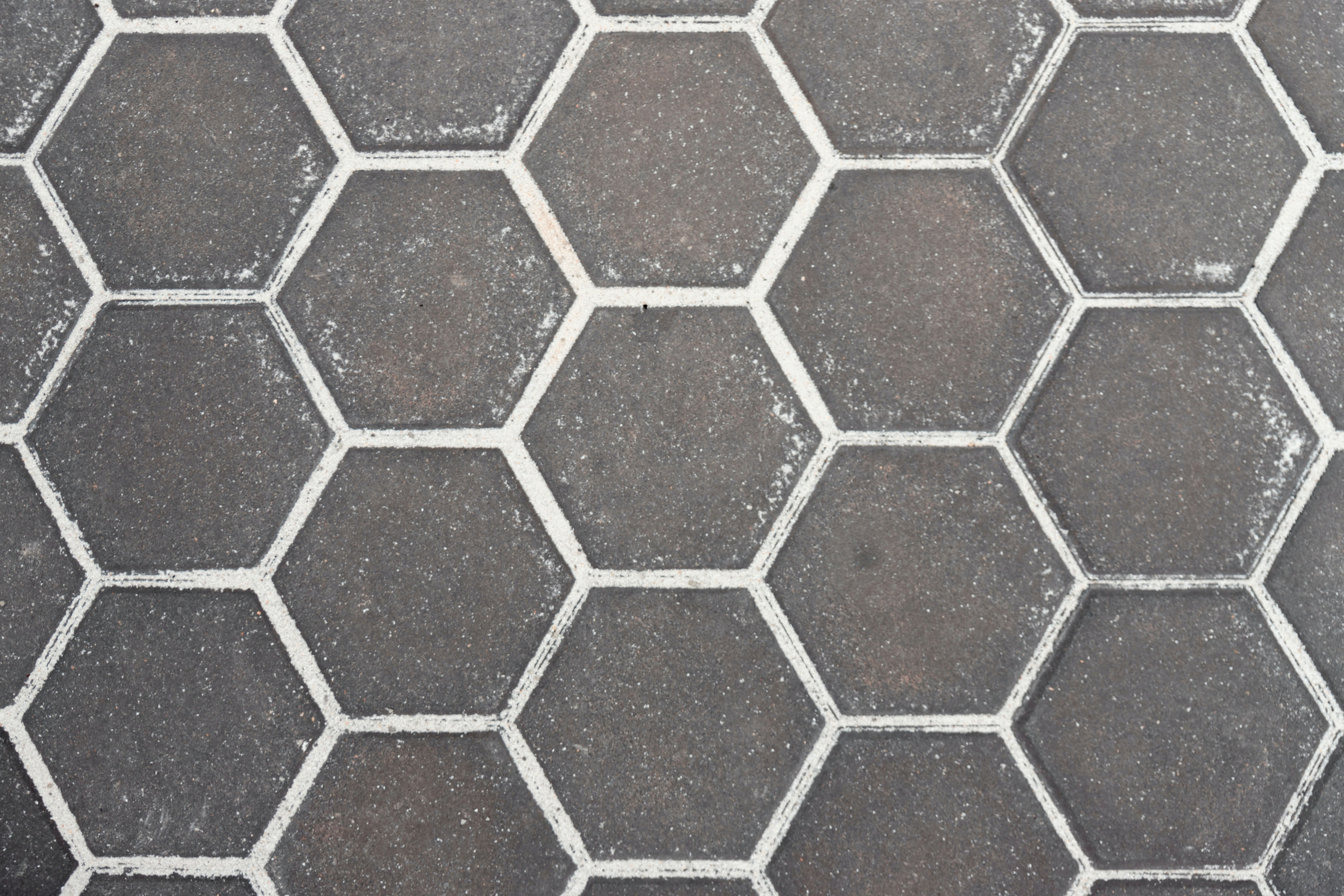 Geometric tile in gray finish 