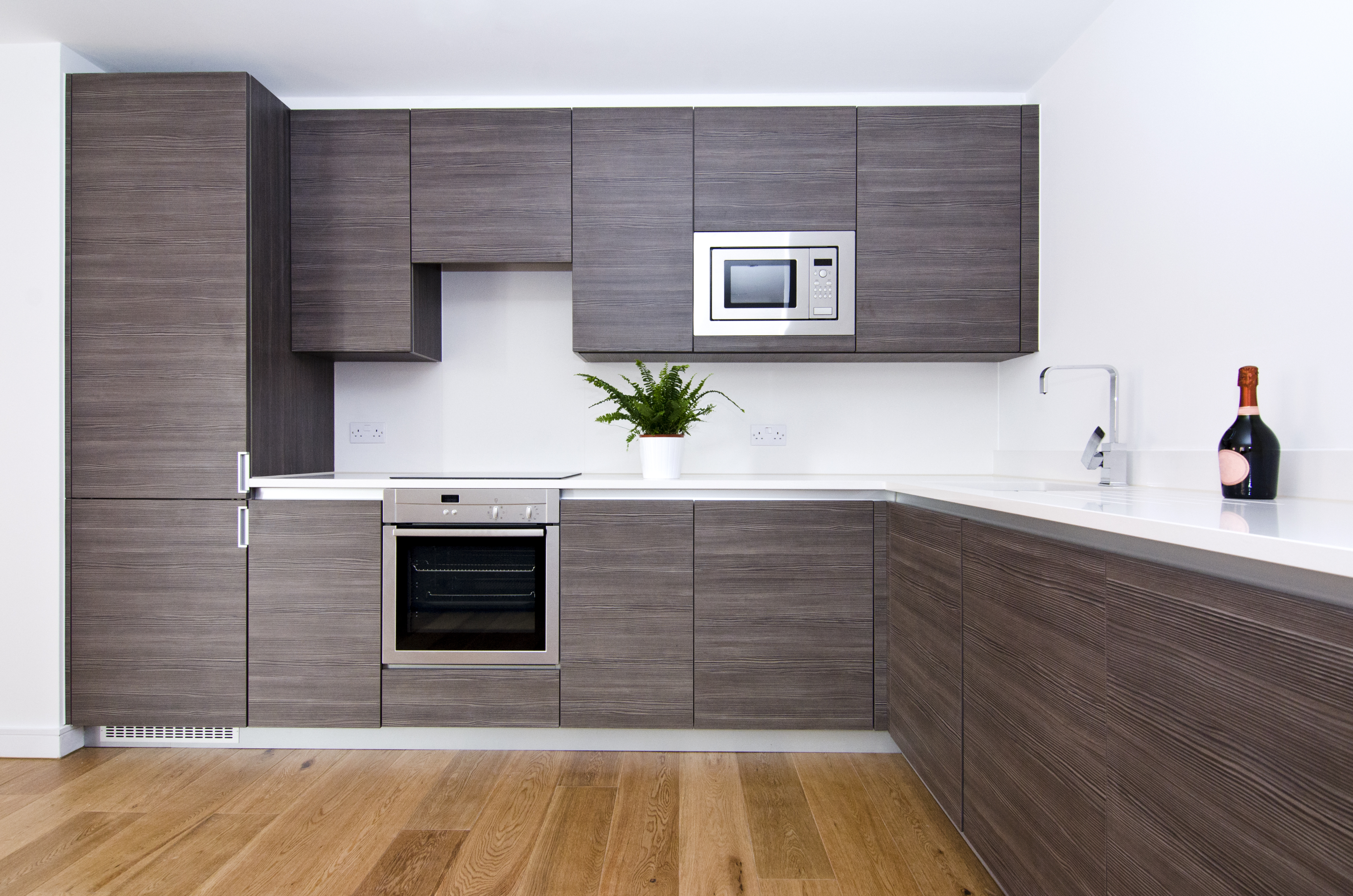 Plan large de cuisine moderne avec armoires en bois