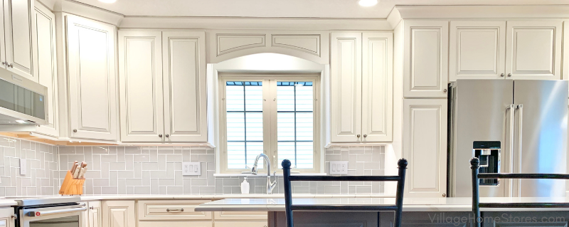 Kitchen tile backsplash with herringbone design 
