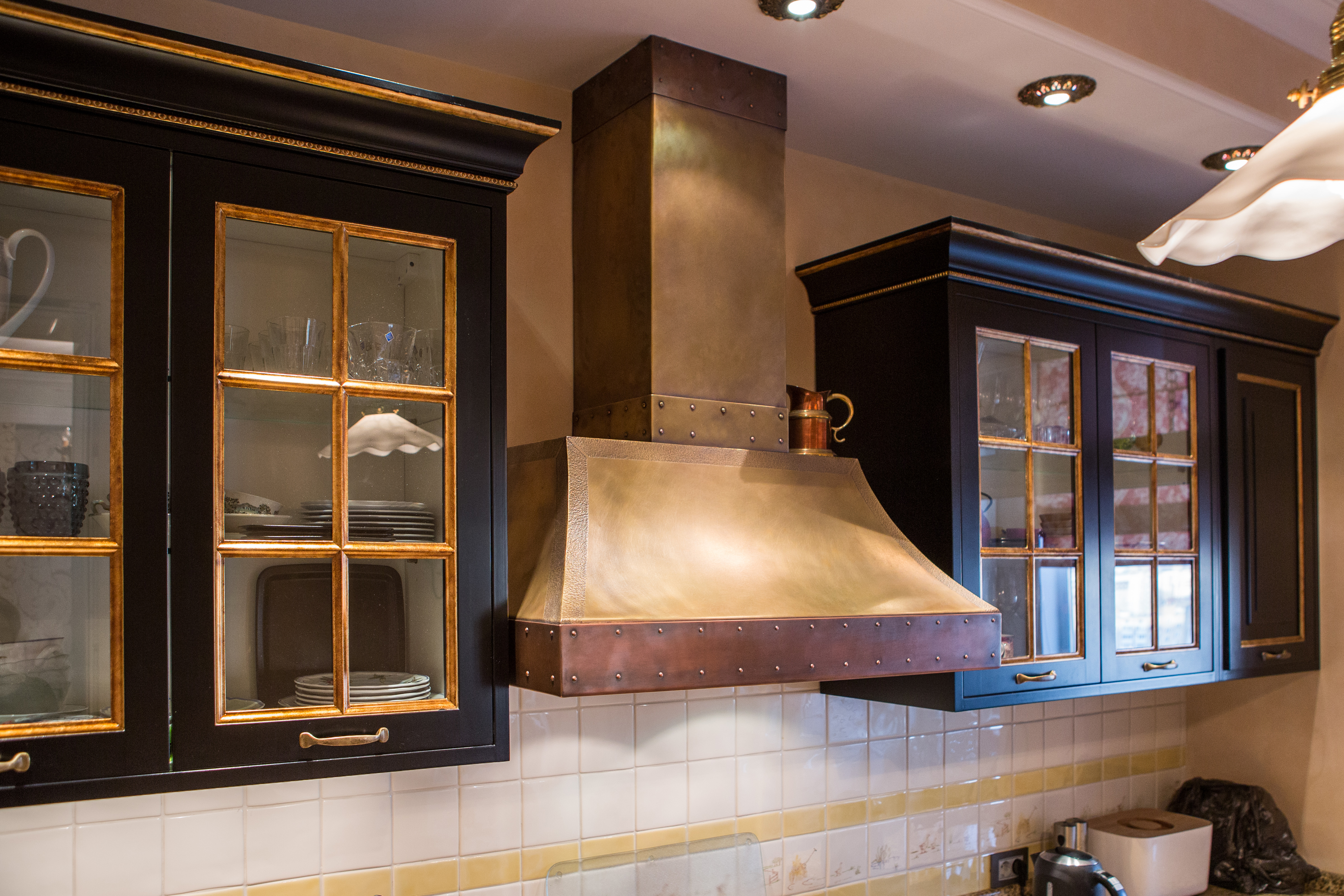 Quoi de mieux pour surplomber une cuisinière de qualité professionnelle qu’une superbe hotte?
