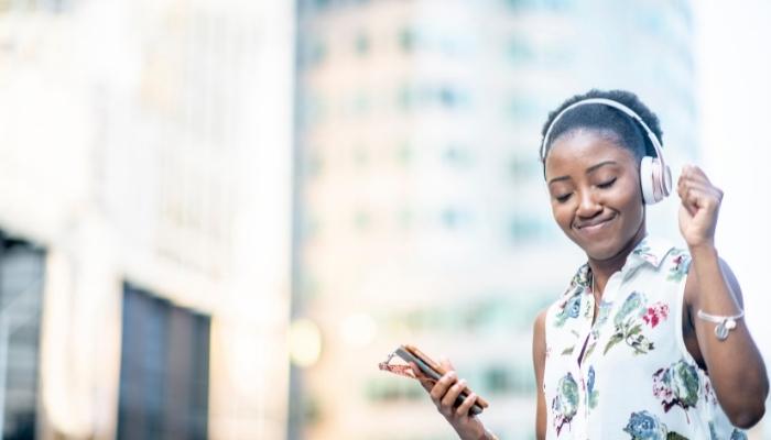 Woman listening to headphones in the daytime