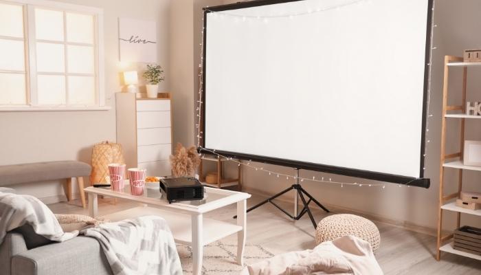 Projector with short throw ratio