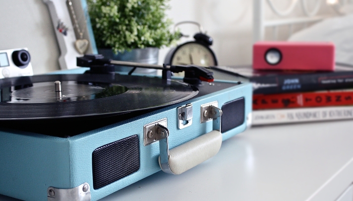 Turntable with phono preamplifier
