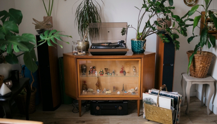 Vinyl player with two floorstanding speakers and a receiver