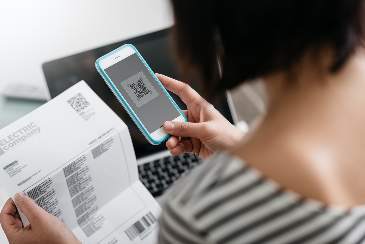 woman is making a contactless payment using her smartphone
