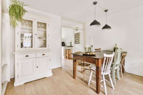 A farmhouse dining room with farmhouse furniture 