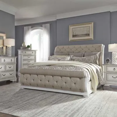 The Liberty Furniture Abbey Park 5-piece bedroom set with décor and bedding 