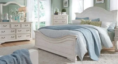 The Liberty Furniture Bayside collection 4-piece bedroom set with décor 