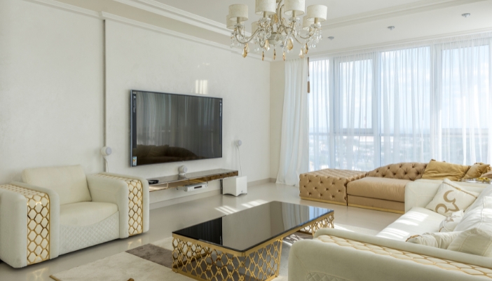 A living room with potential to be rearranged