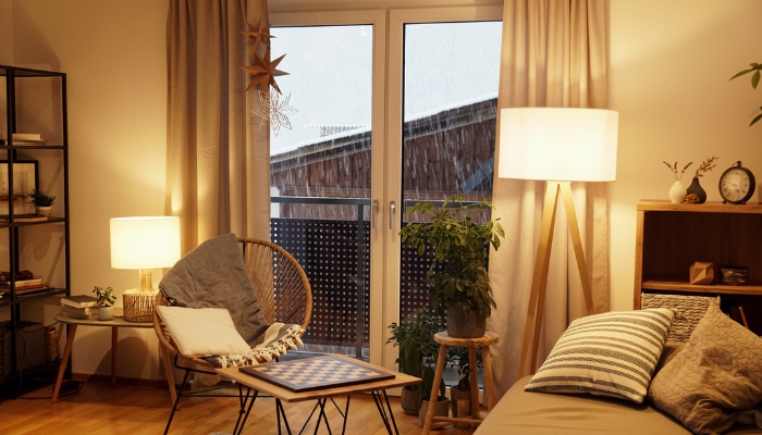 Living room with secondary floor and table lamps