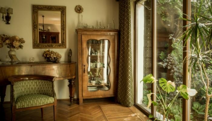 Timeless sitting room with huge windows