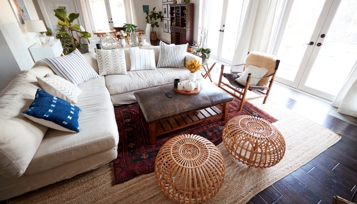 A living space with mixed patterns around a neutral base