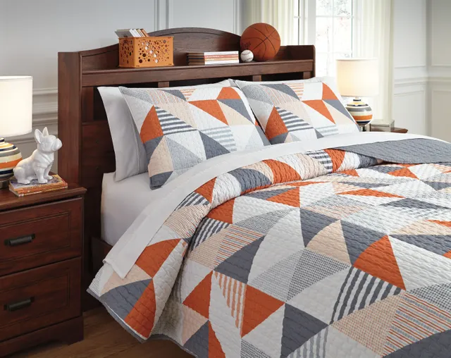 Signature Design by Ashley Layne full bedding set 