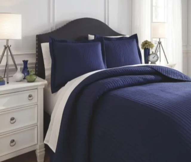 Signature Design by Ashley Raleda queen bedding set