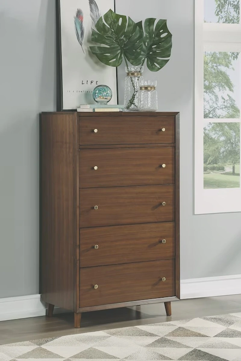 The Flexsteel Ludwig collection chest with décor 