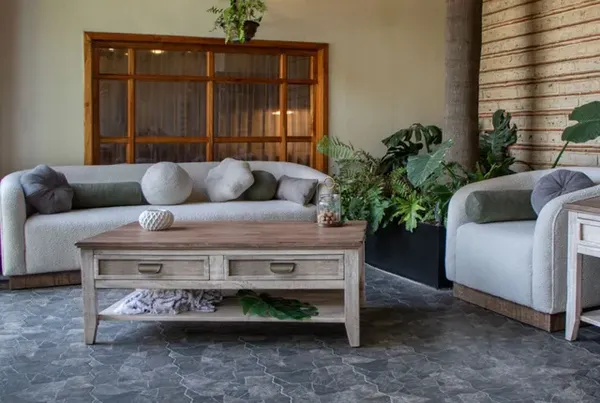 The Suomi sofa with décor 