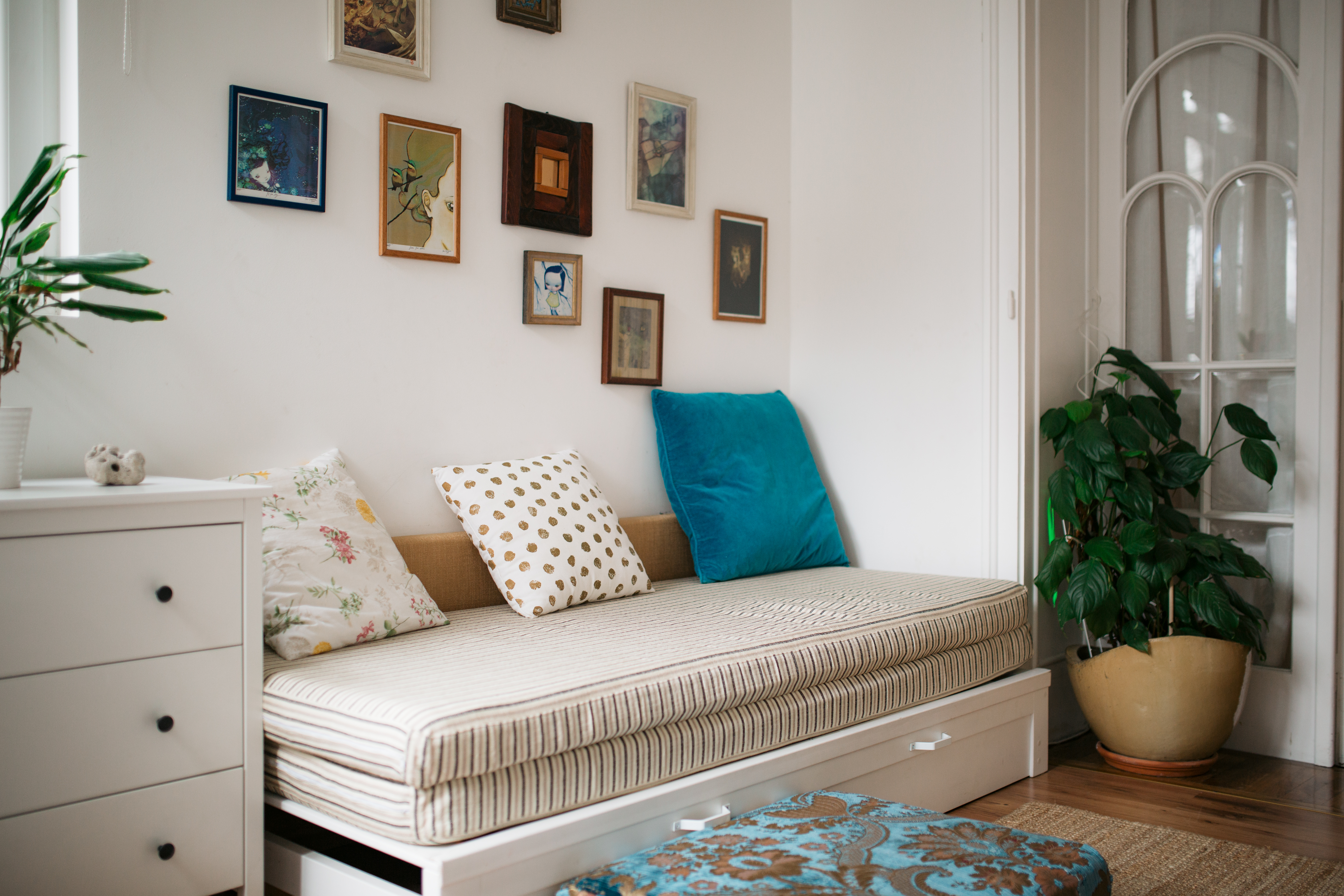 A day bed with throw pillows of different colors and patterns 