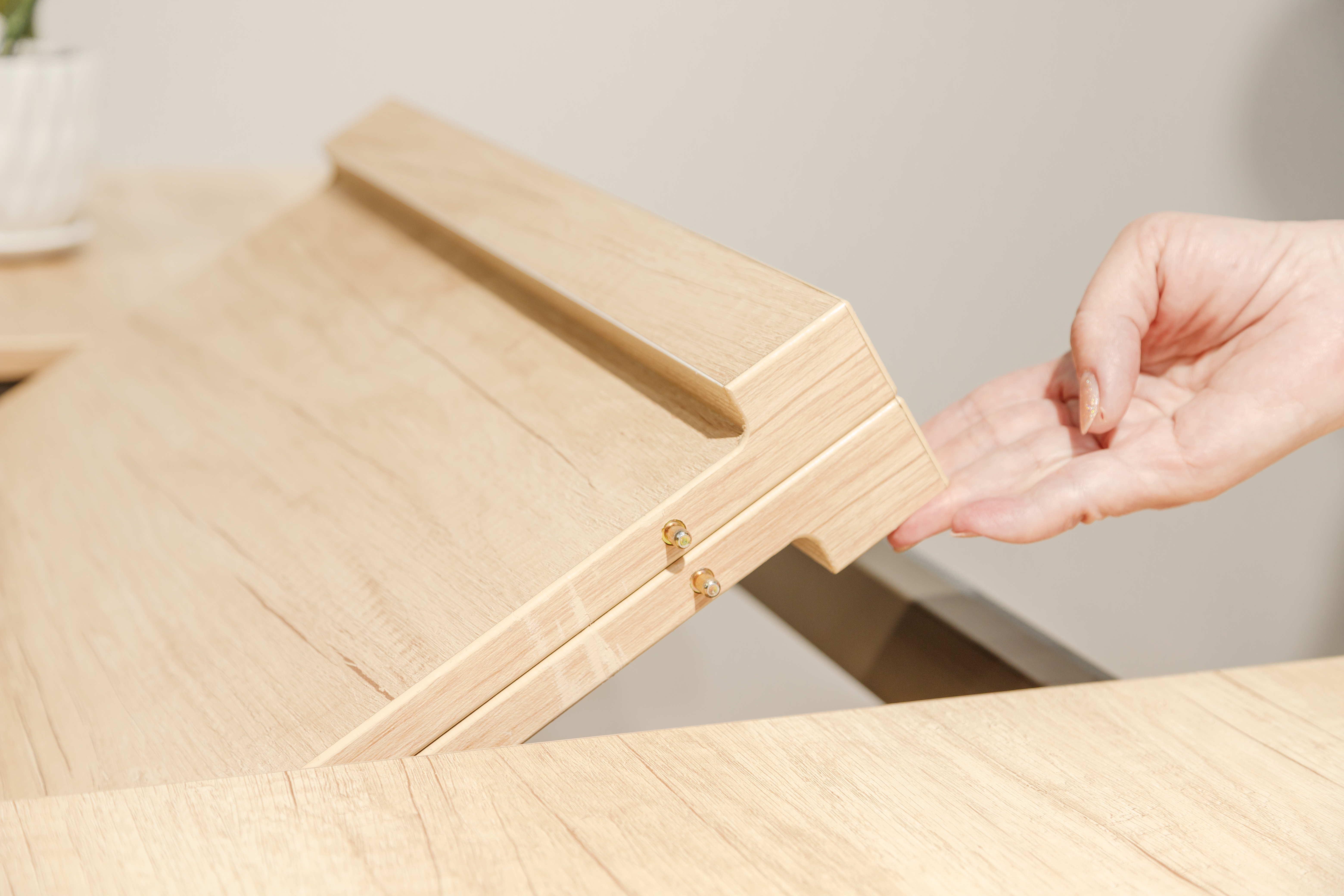 Opening up an Extendable Table