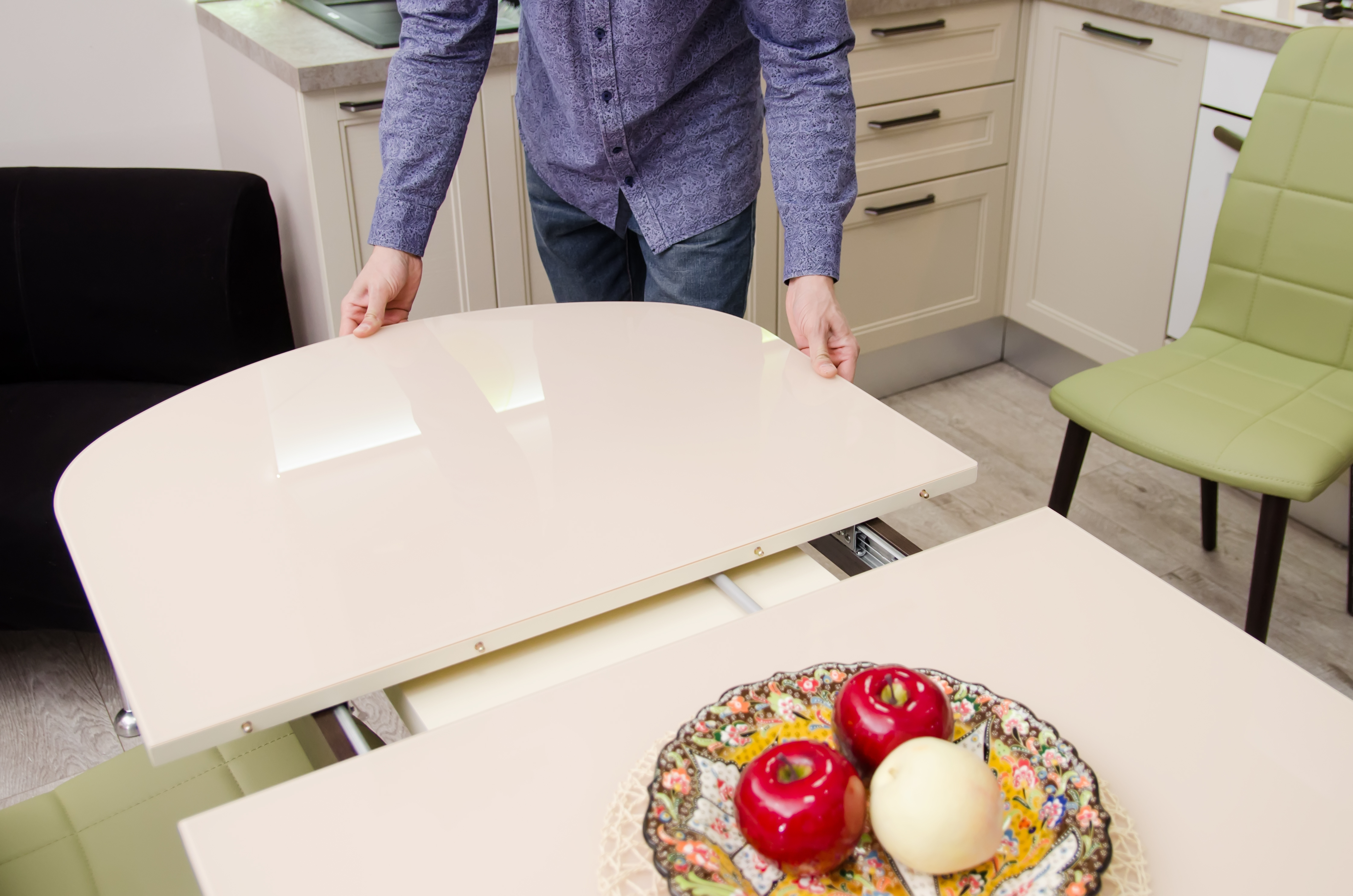 A person pulling apart an extendable table 