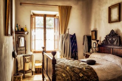 A traditonal-style bedroom featuring vintage décor 
