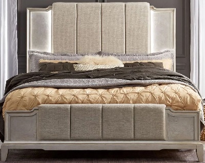 The Liberty Furniture Montage collection king bed with bedding and décor 