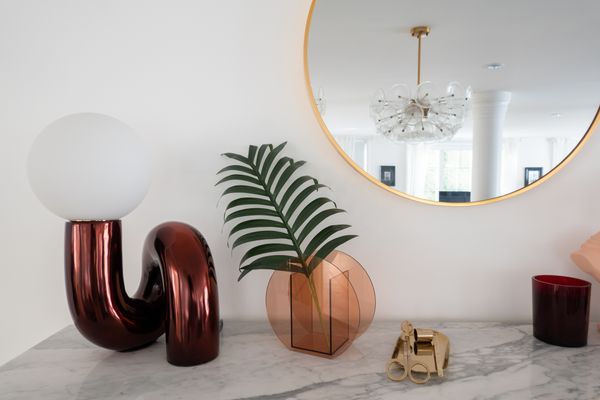 Décor of various finishes on a table
