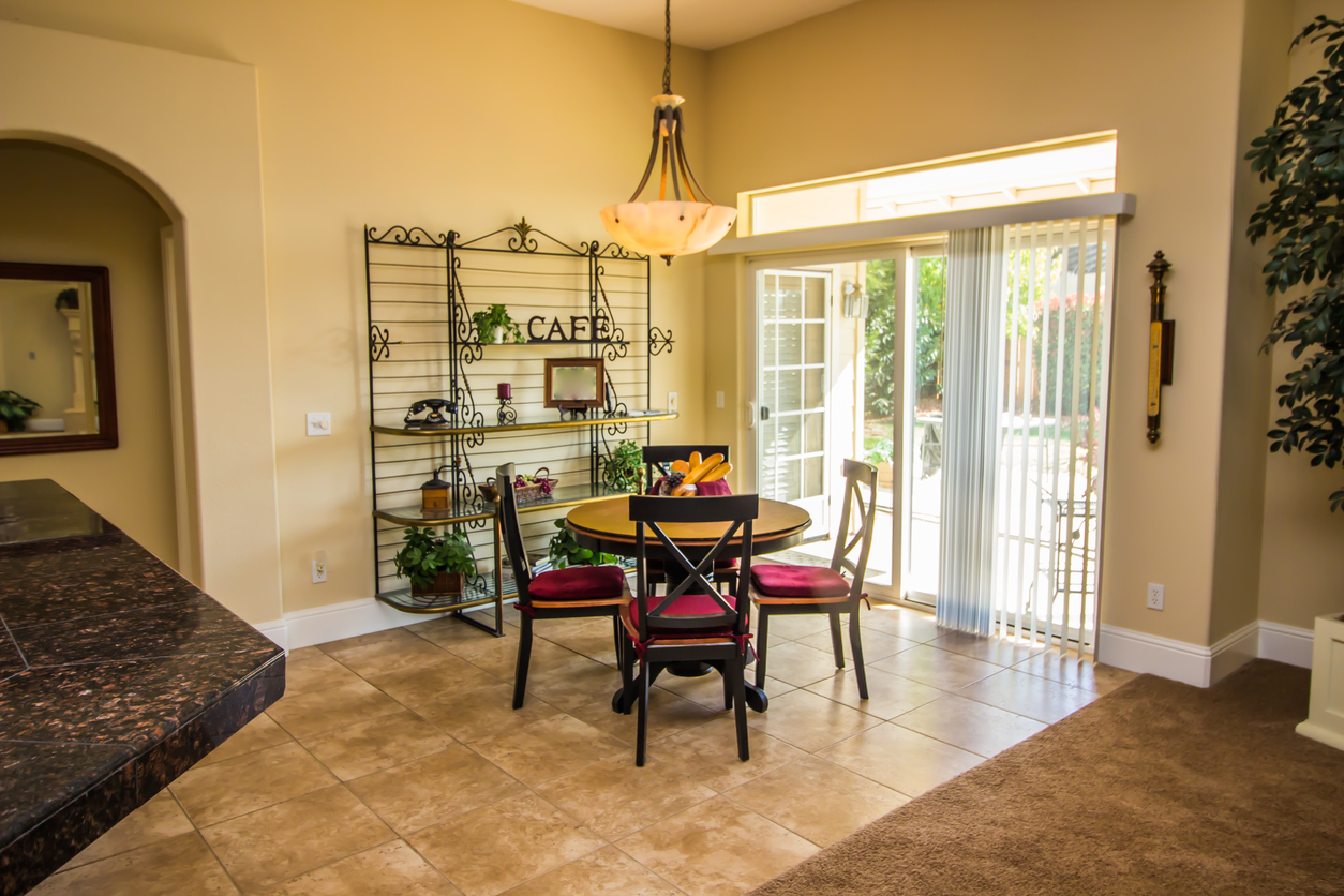 round dining table