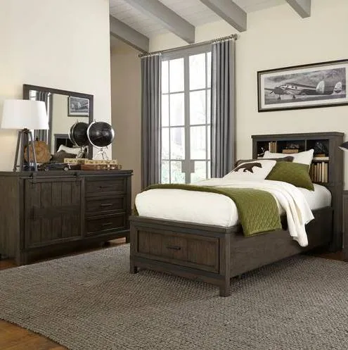 Front view of the Signature Design by Ashley Huey Vineyard collection 6-piece bedroom set 