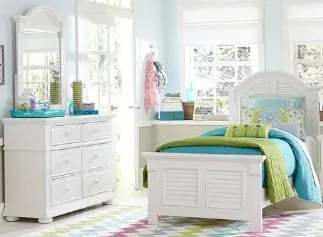 Front view of the Signature Design by Ashley Huey Vineyard collection 2-piece bedroom set 