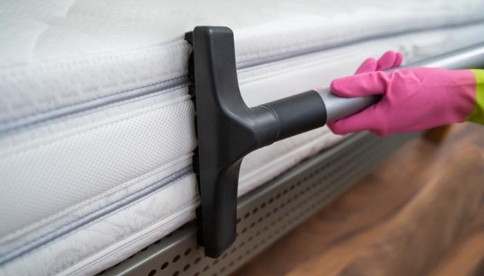  cleaning mattress with a vacuum