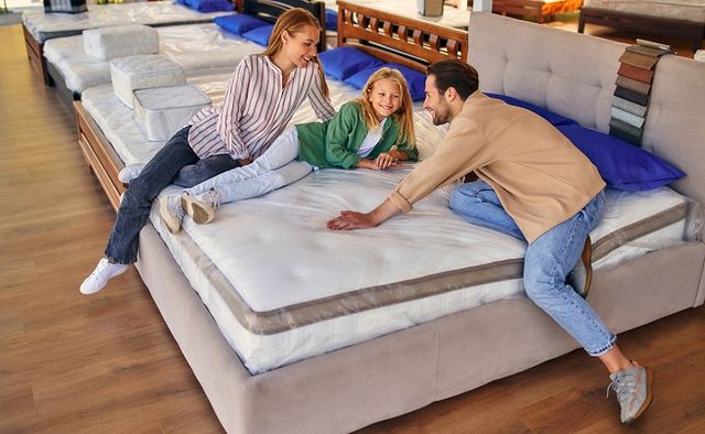 family testing king size mattress