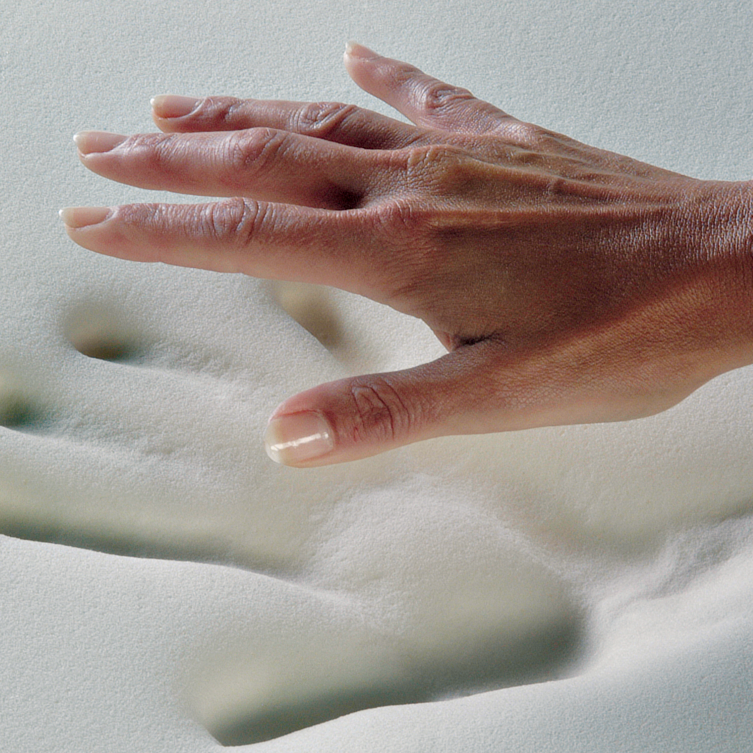 https://d6y5eqdcxq8w3.cloudfront.net/assets/blog/blog_mattress/hand-impression-memory-foam.jpg
