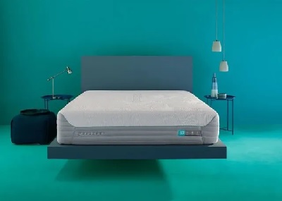 The Bedgear S7 Performance collection memory foam mattress on a platform bed against a blue wall 