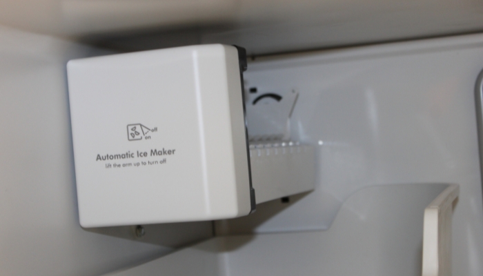 Ice maker with no control arm