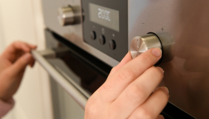 Serv_Wall-Oven-Troubles_1.jpg Closeup of someone setting the temperature on a wall oven