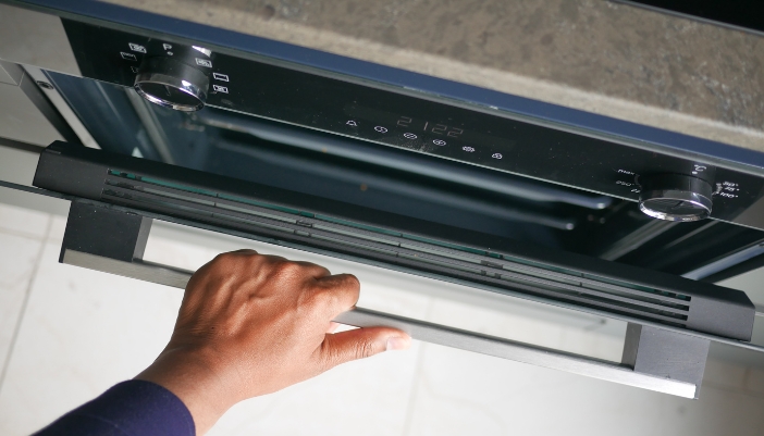 Serv_Wall-Oven-Troubles_2.jpg Closeup of someone opening the wall oven door