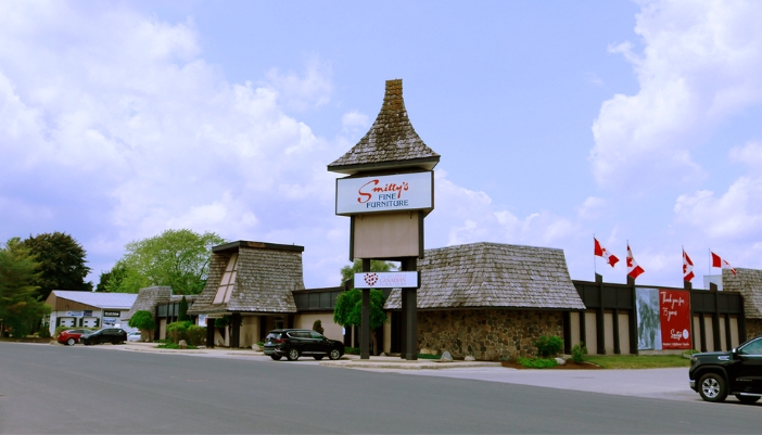 An exterior shot of Smitty's Furniture location.