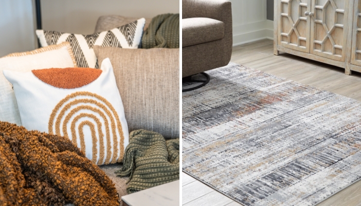 un canapé côte à côte avec des coussins décoratifs festifs et un tapis décoratif