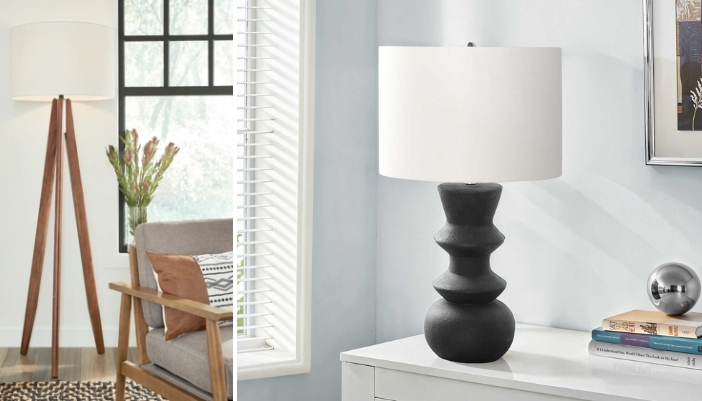 Dans un salon, une lampe de table noire et un lampadaire en bois naturel côte à côte.