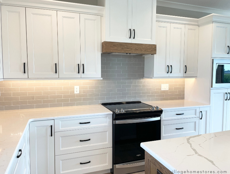 kitchen cooking wall with range hood and tile backspkash