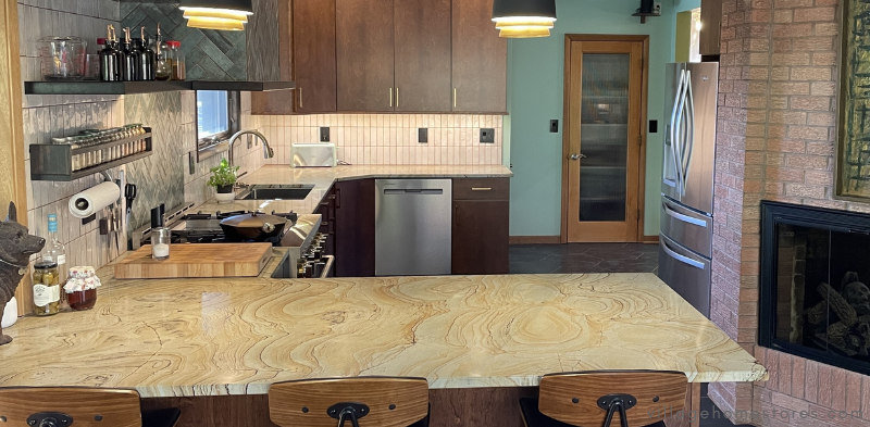 kitchen with u shaped layout and peninsula with bar stool seating