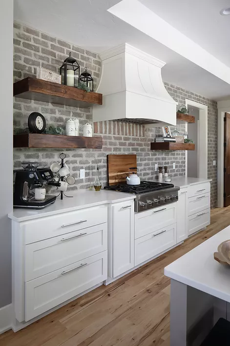 Wide shot of a Thermador gas rangetop and insert hood from JKF Design Build’s Delafield Farm House Kitchen 