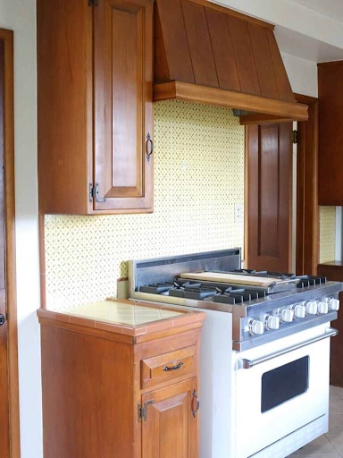Outdated gas range from Teri Fisher's old ranch-style kitchen