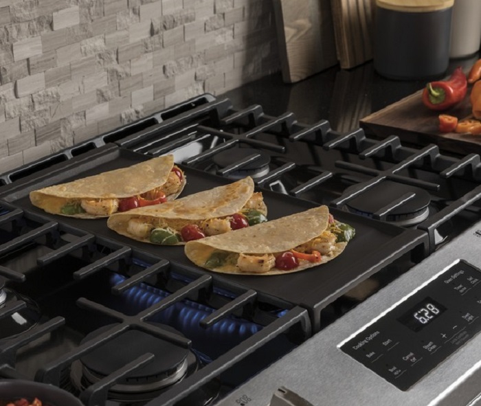Tacos cooking on GE jgss66selss gas range center griddle 