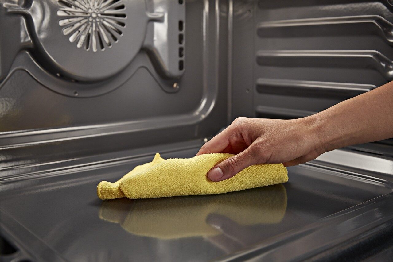 User wiping mess away with Aqualift on KitchenAid KFGG500ESS gas range 