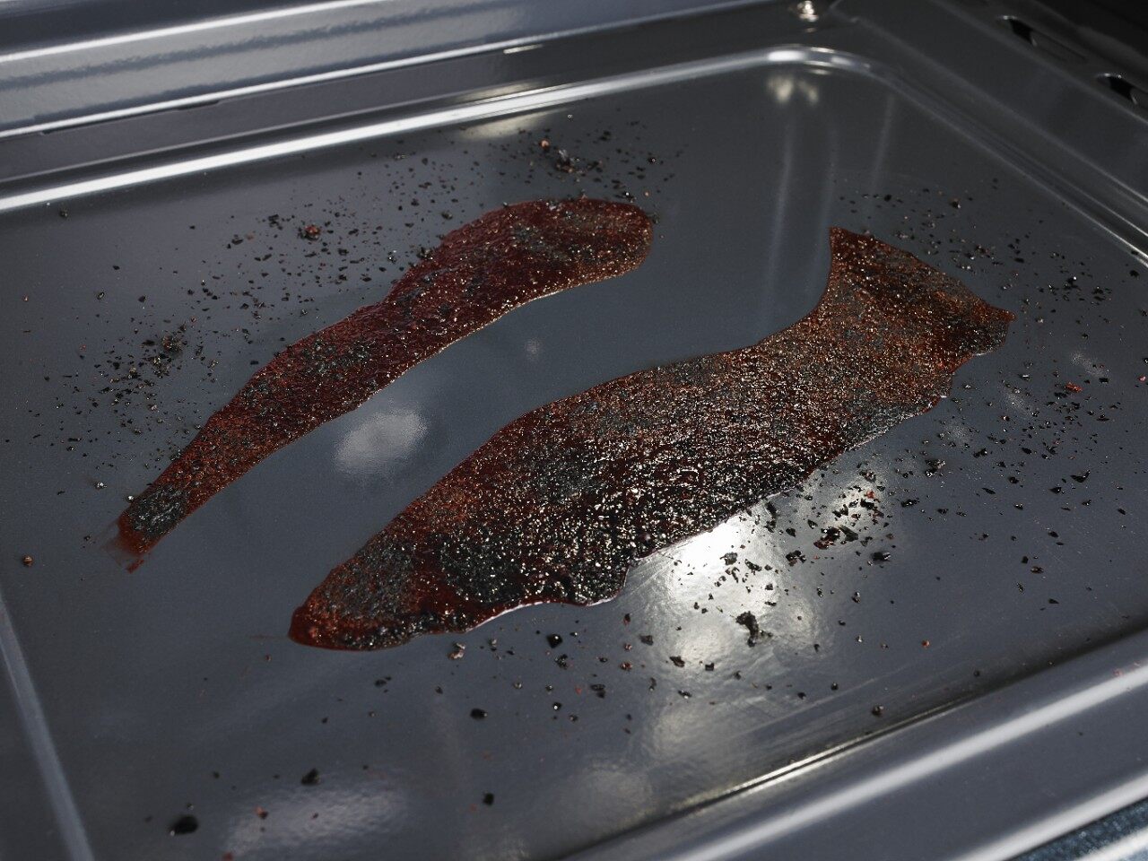 Baked on mess wiped away using AquaLift on Whirlpool WEG745H0FS range