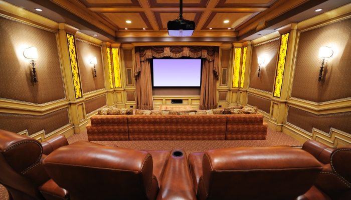 Home theater with a limited screen size despite the size of the room